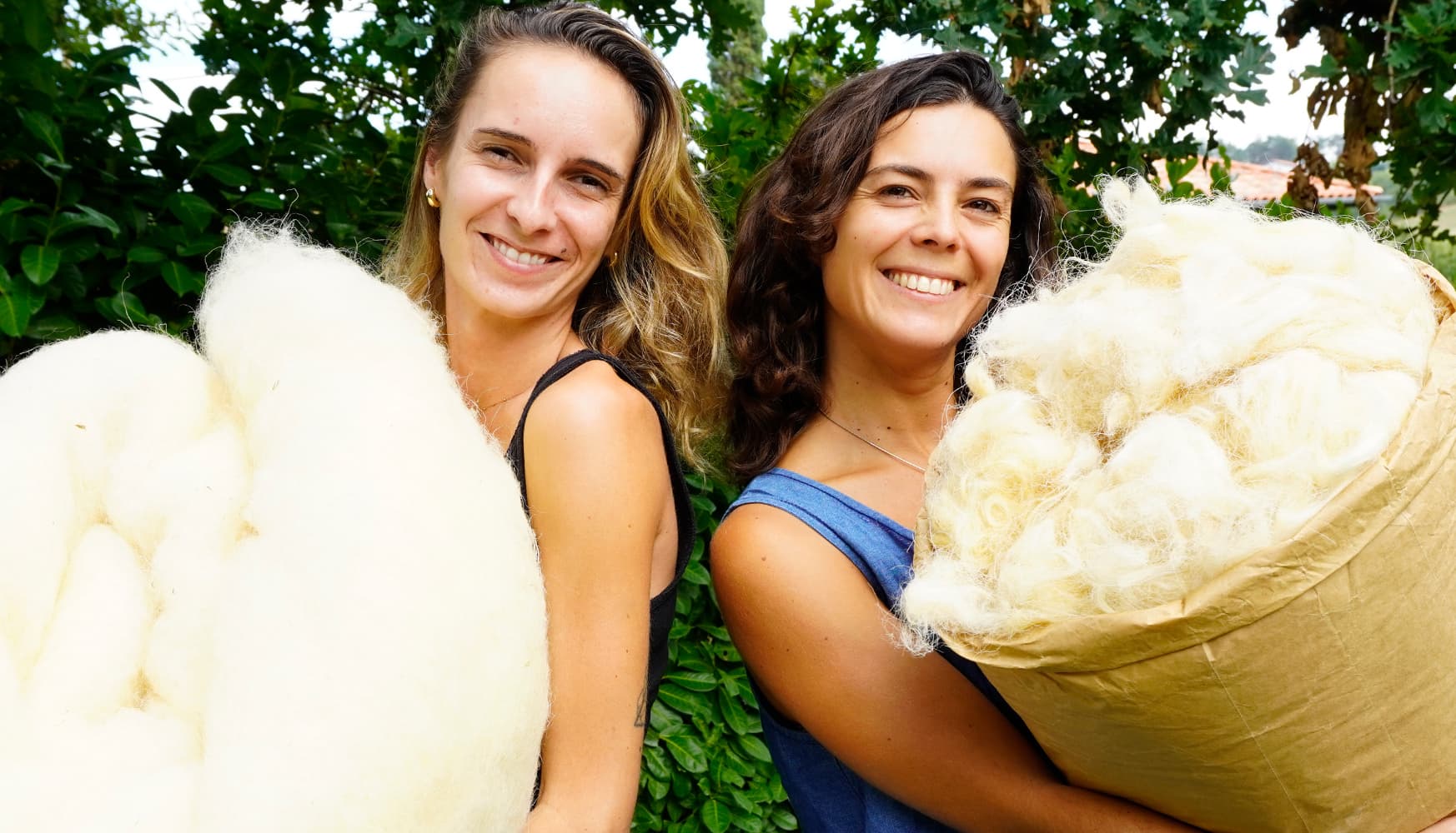 Morgane Luis et Maoré Vallejo, fondatrices de LENEA, avec de la laine de brebis Manech brute