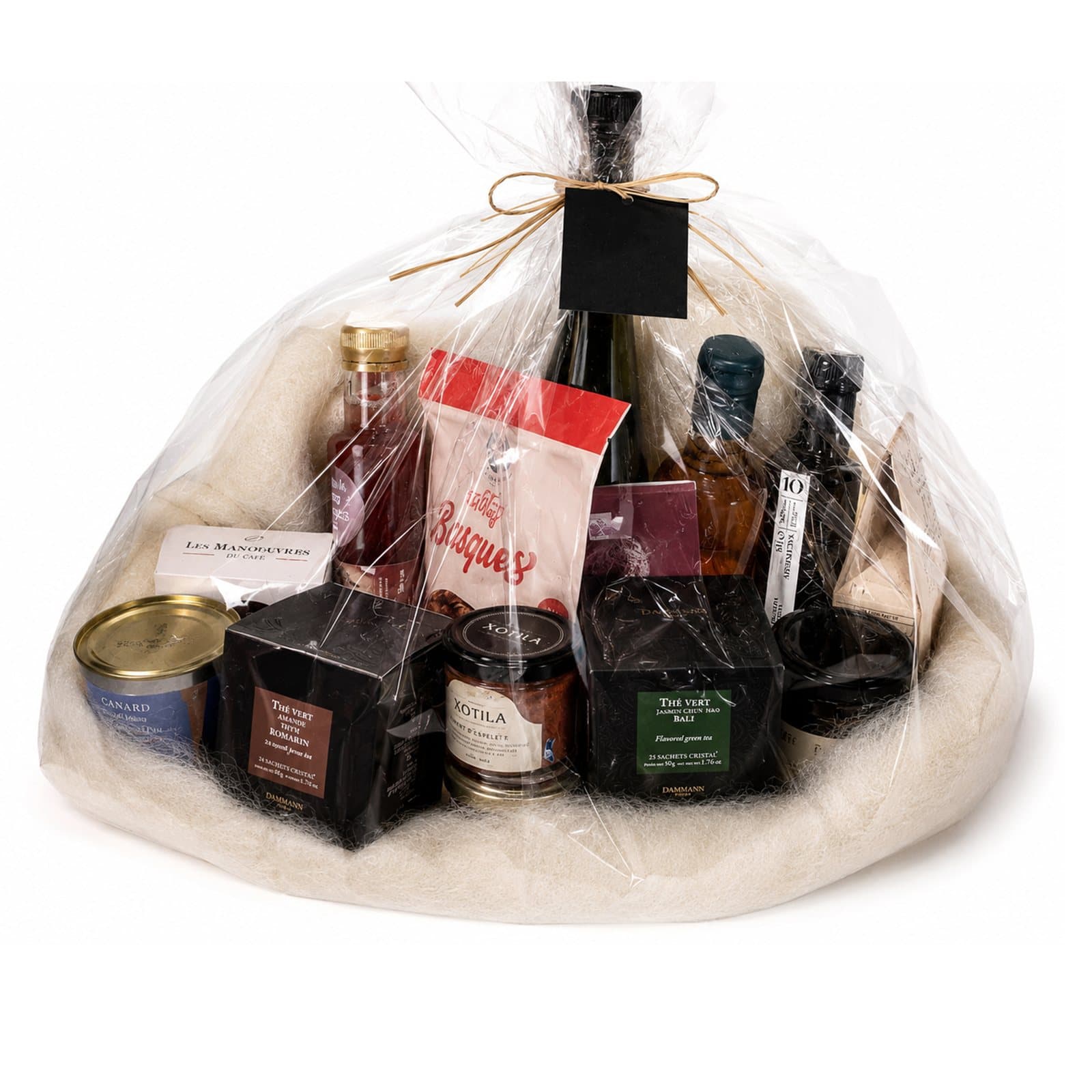 Coffret gourmand basque calé avec de la laine nappée, sous film transparent